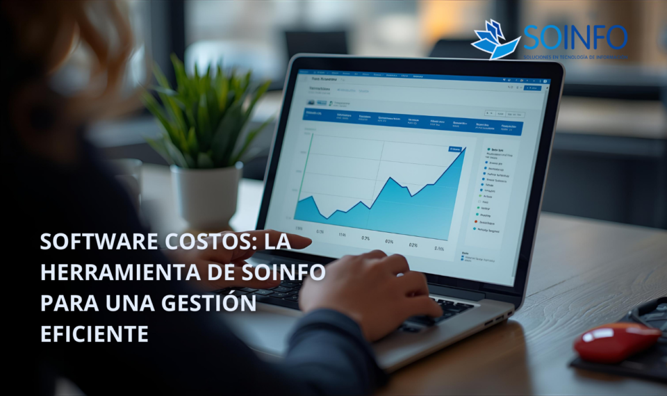 Analista revisando reportes financieros en pantalla con el Software Costos de Soinfo Perú.
