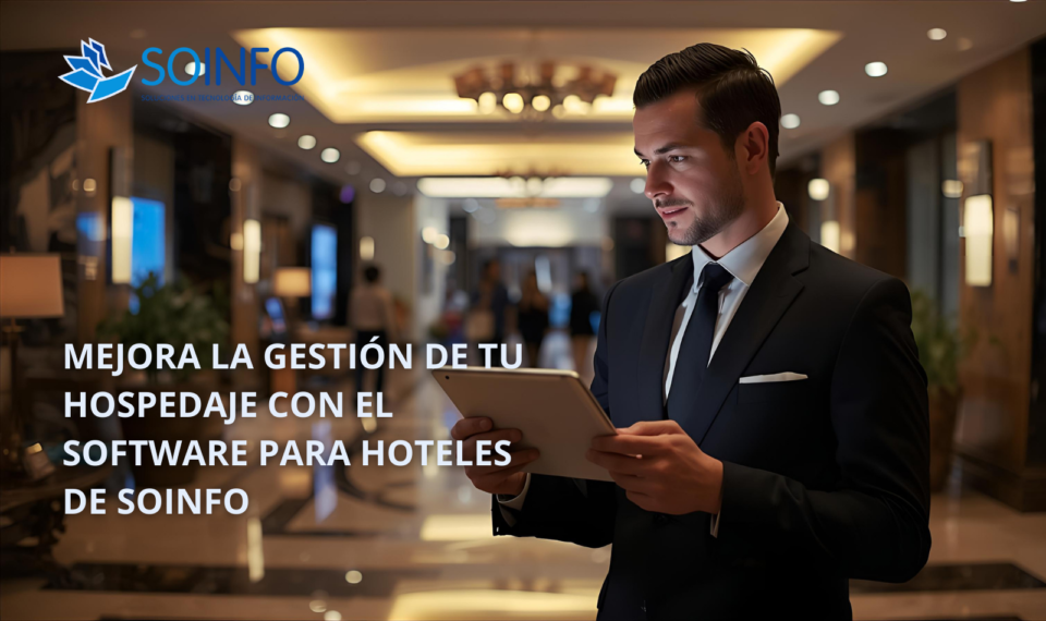 Recepcionista sonriente gestionando reservas con el Software Para Hoteles de Soinfo Perú.