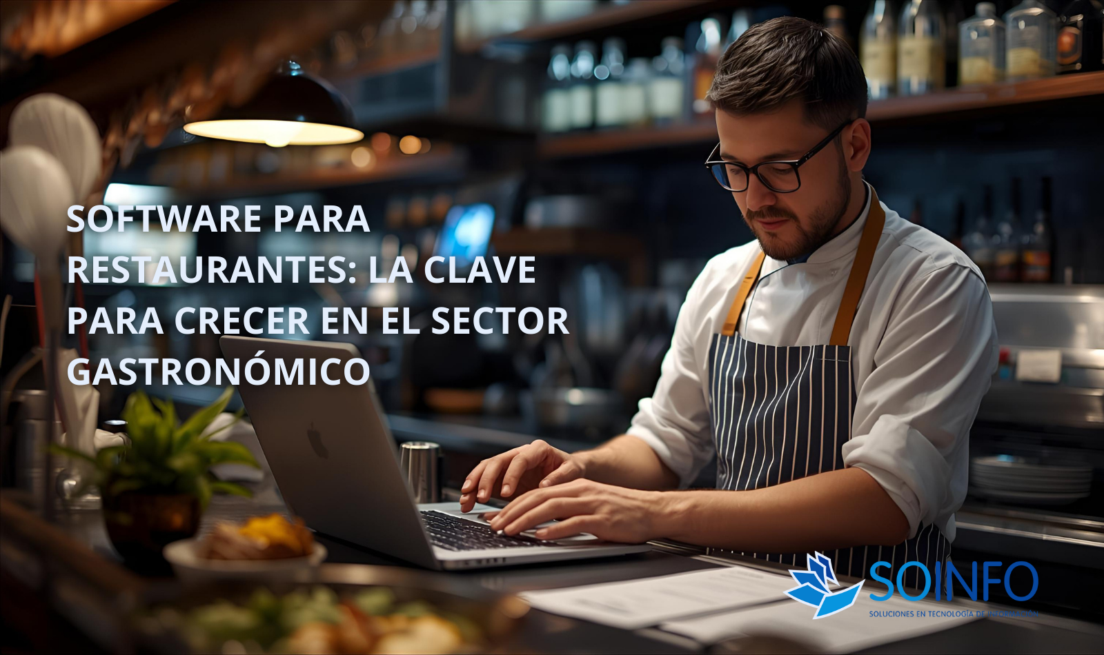 Mesero usando el Software Para Restaurantes de Soinfo Perú en una laptop en el salón de un restaurante moderno