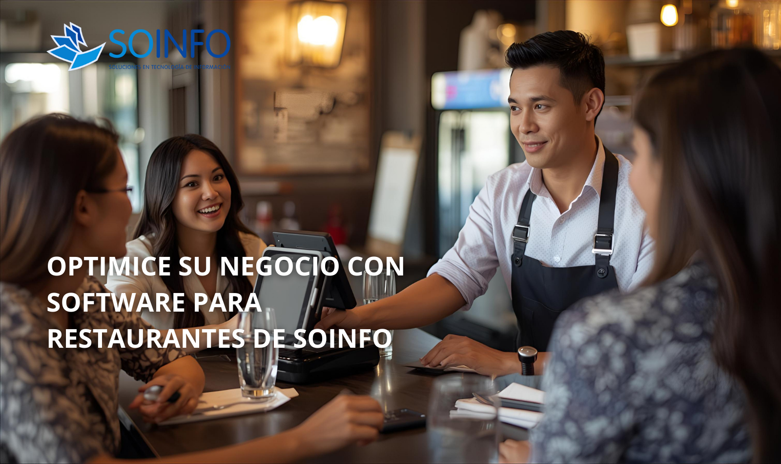 Mesero utilizando el Software Para Restaurantes de Soinfo Perú en una pantalla dentro de un restaurante moderno