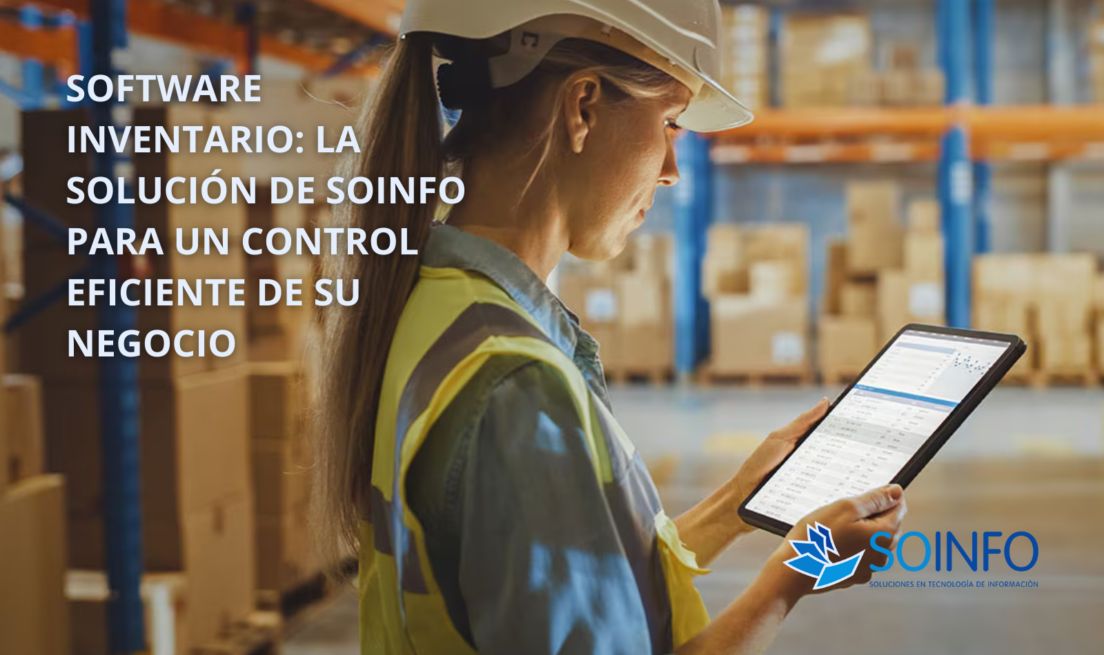 Persona usando un sistema de Software Inventario de Soinfo Perú en su laptop, gestionando productos y stock en tiempo real.