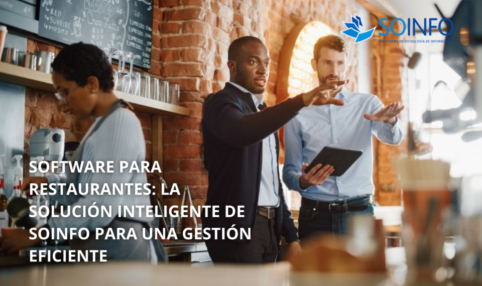 Equipo de trabajo en un restaurante moderno analizando procesos con una tablet, representando el uso del Software Para Restaurantes de Soinfo Perú para optimizar la gestión y aumentar la eficiencia.
