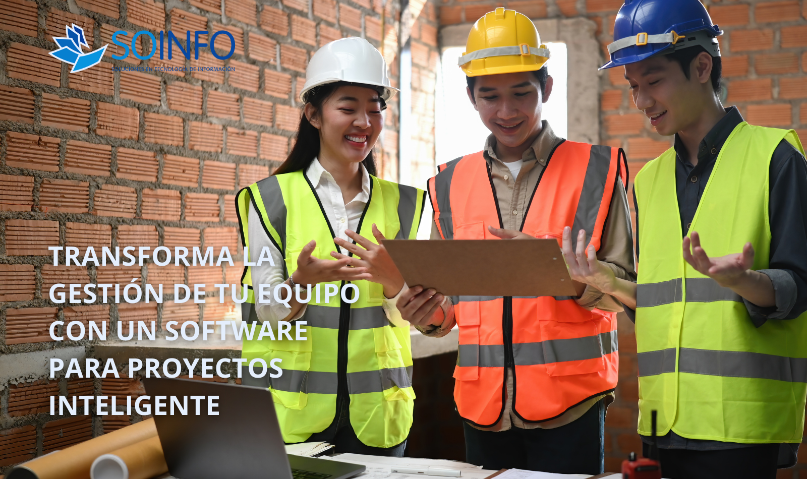 Equipo de trabajo revisando planos y documentación en obra utilizando soluciones de Soinfo Perú basadas en Software Para Proyectos.